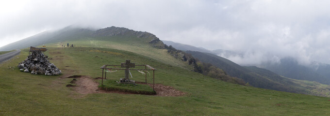 Route du chemin de Compostelle, passage du col de Roncevaux avec randonneurs et chevaux en libert&eacute;.