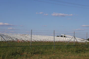 Fototapeta premium Centrale solaire photovoltaïque en cours de construction, parc photovoltaïque de Nitry, village de Nitry, département de l'Yonne, France