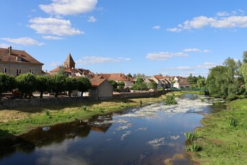 Fototapeta na wymiar Vue d'ensemble du village, avec la rivière le Serein en premier plan, village de Guillon Terre-Plaine, département de l'Yonne, France