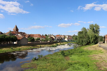 Fototapeta na wymiar Vue d'ensemble du village, avec la rivière le Serein en premier plan, village de Guillon Terre-Plaine, département de l'Yonne, France