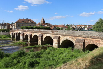Vue d'ensemble du village, avec la rivière le Serein en premier plan, village de Guillon Terre-Plaine, département de l'Yonne, France