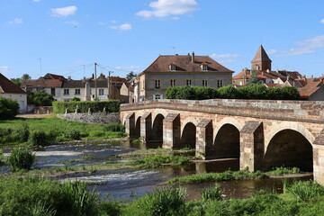 Fototapeta premium Vue d'ensemble du village, avec la rivière le Serein en premier plan, village de Guillon Terre-Plaine, département de l'Yonne, France