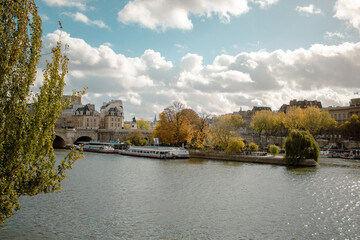 Fototapeta na wymiar view of the seine in paris