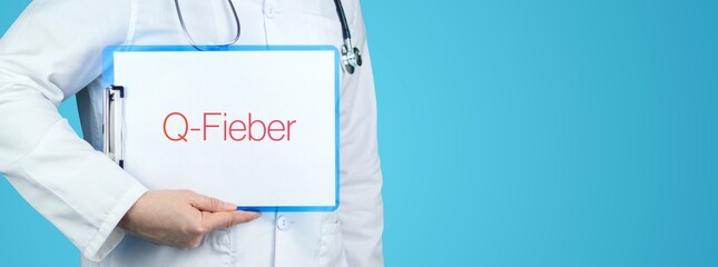 Q-Fieber (Query-Fieber). Arzt mit Stethoskop hält blaues Klemmbrett. Text steht auf Dokument - obrazy, fototapety, plakaty