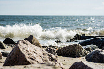 Kraftvolle Welle rollt an den Strand