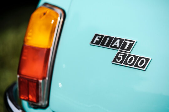 Logo of the Fiat 500 on a vintage car