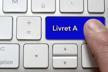 Une personne appui sur la touche de son ordinateur livret A