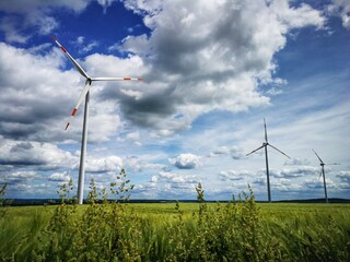 Windräder - alternative Energie - Windkraftanlagen - Naturstrom - Ökostrom - W2