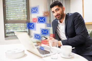 Junger Business Mann erhält viele E-Mails
