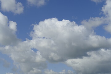 Fototapeta na wymiar Weisse Quellwolken, Blauer Himmel, Deutschland, Europa