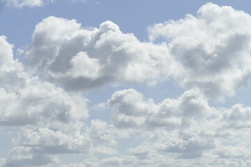 Fototapeta na wymiar Weisse Quellwolken, Blauer Himmel, Deutschland, Europa