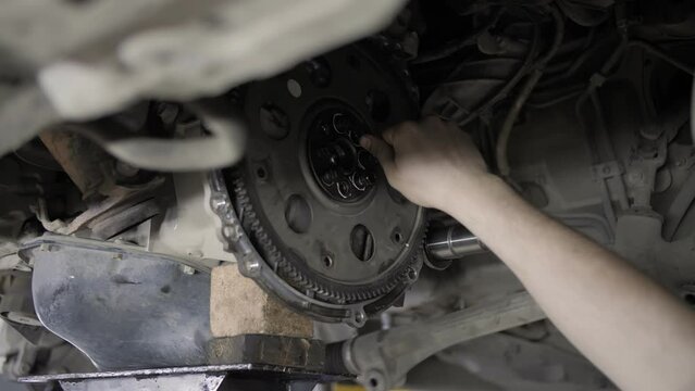 auto car mechanic installs flywheel