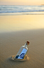 L'occhio che tutto vede. Simbolo dell'occhio su una bottiglia trovata sulla spiaggia. Icona di esoterismo e parapsicologia.