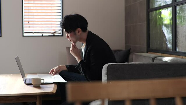 ノートパソコンで仕事をする日本人のビジネスイメージ