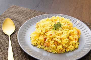 グレーのお皿に盛り付けたチャーハン