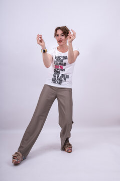 fr&ouml;hliche Frau tanzt und schnippt mit den Fingern