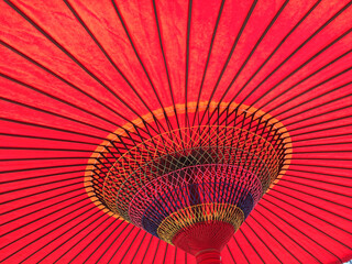 朱色が美しい和傘