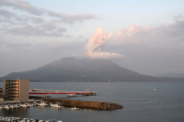 桜島の噴火と噴煙　鹿児島市内からの眺望