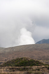 Fototapeta na wymiar 阿蘇中岳第一火口の噴煙