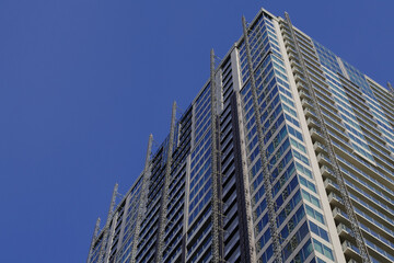 Obraz premium 東京都赤坂2丁目から見える青空と巨大な建物