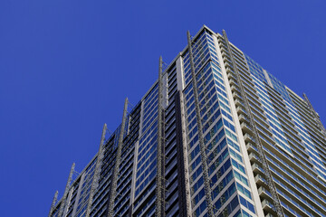 Obraz premium 東京都赤坂2丁目から見える青空と巨大な建物