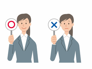 マルバツ札を持つ女性