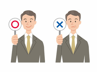 マルバツ札を持つ中年男性