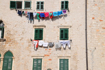 Wäscheleine mit Wäsche an der Hauswand