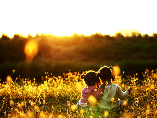 Niñas observando el atardecer en verano.