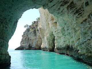 Sea caves along the Gargano Peninsula, Apulia, Italy. - obrazy, fototapety, plakaty