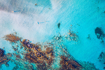 Luchtfoto drone shot van prachtig turquoise strand met roze zand Elafonissi, Kreta, Griekenland. Beste stranden van Middellandse Zee, Elafonissi-strand, Kreta, Griekenland. Beroemd Elafonisi-strand op het eiland van Griekenland, Kreta.