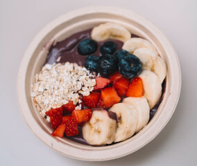 Acai bowl de frutas frescas y frutos secos