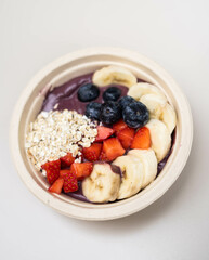 Acai bowl de frutas frescas y frutos secos