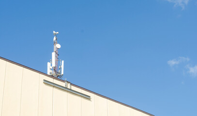 Obraz premium Cellular antenna on blue sky.Radio and mobile communication