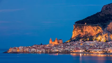 Foto op Plexiglas Cefalu, middeleeuwse stad van het eiland Sicilië, provincie Palermo, Italië. Cefalu is een stad in de Italiaanse metropool Palermo, gelegen aan de Tyrrheense kust van Sicilië, Italië. © daliu