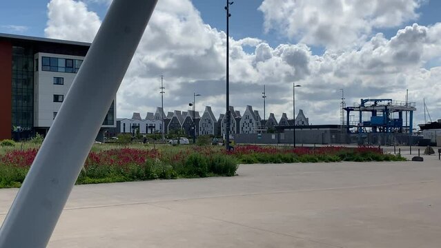 Ecoquartier du Grand Large aux formes modernes &agrave; Dunkerque, vu depuis le parvis du mus&eacute;e du FRAC