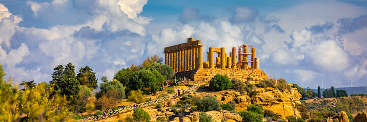 The greek temple of Juno in the Valley of the Temples, Agrigento, Italy. Juno Temple, Valley of...