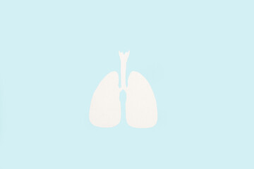 Pulmones de papel blanco sobre un fondo celeste claro liso y aislado. Vista superior. Copy space