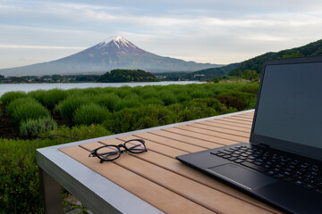 富士山の見える湖畔でのテレワーク（ワーケーション）　イメージ　remote working at the foot of mount Fuji