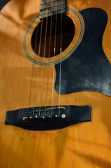 Obraz premium old real wood acoustic guitar