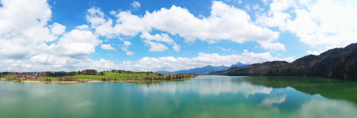 Fototapeta na wymiar Fantastische Landschaft am Weissensee bei Füssen bei schönem Wetter
