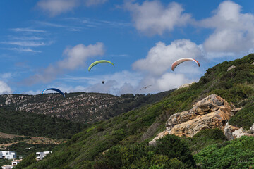 Chico en zona de costa en Andalucía realizando parapente 