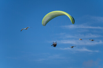 Chico en zona de costa en Andalucía realizando parapente 