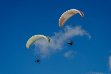 Chico en zona de costa en Andaluc&iacute;a realizando parapente 