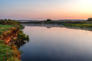 Fototapeta na wymiar Wczesny poranek i zjawiskowy wschód słońca nad Rzeką Narew , Podlasie, Polska