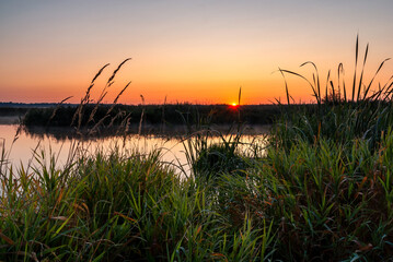 Naklejka na ściany i meble Wczesny poranek i zjawiskowy wschód słońca nad Rzeką Narew , Podlasie, Polska