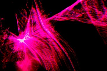 Figura abstracta en el espacio oscuro con luz violeta incidente forma un diseño en desenfoque  muy original que describe figuras abstractas con líneas geométricas elèctricas en bokeh en el espacio 