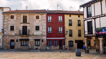 Arquitectura tradicional en las calles de Covarrubias, Burgos