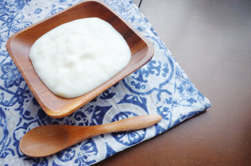 四角い木の器に入ったヨーグルト