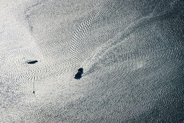 vue aérienne d'un bateau à contre-jour à Plougrescant en Bretagne en France